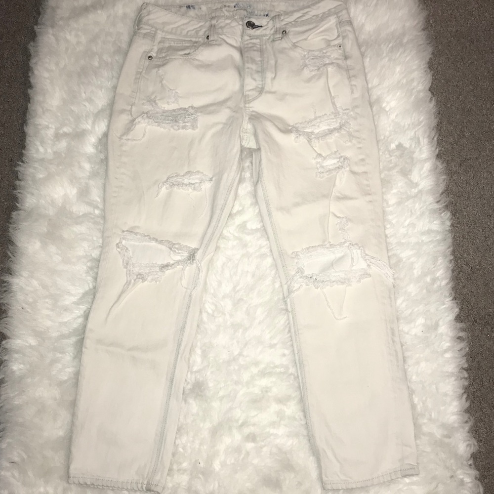 8 Short American Eagle tomgirl distressed jeans